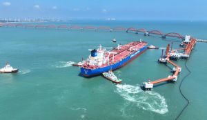 广东石化炼化一体化项目首船30万吨级原油油轮到港